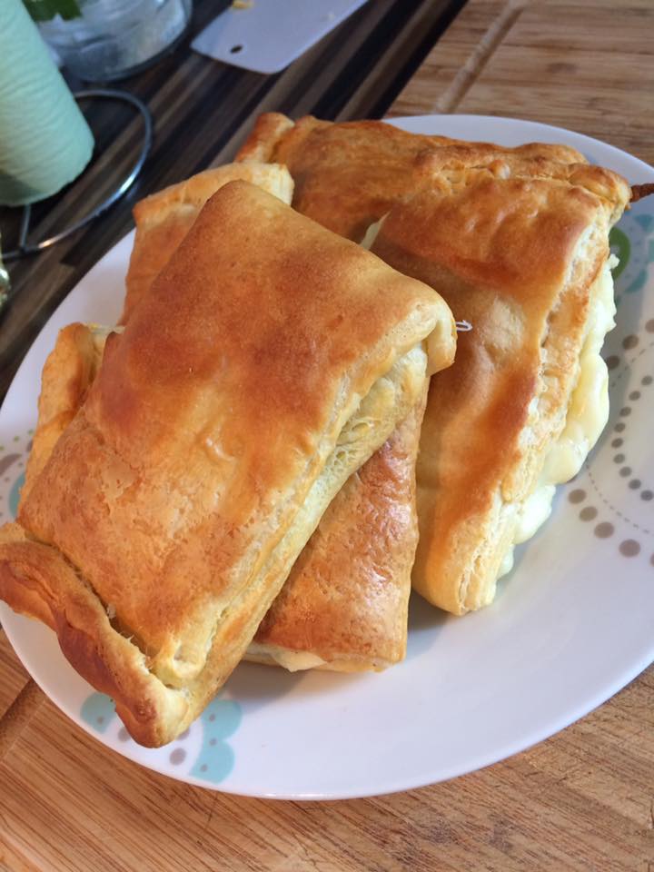 μπριός-με-μπεσαμέλ-και-τυρί-για-κολατσιό-στο-σχολείο-συνταγή-