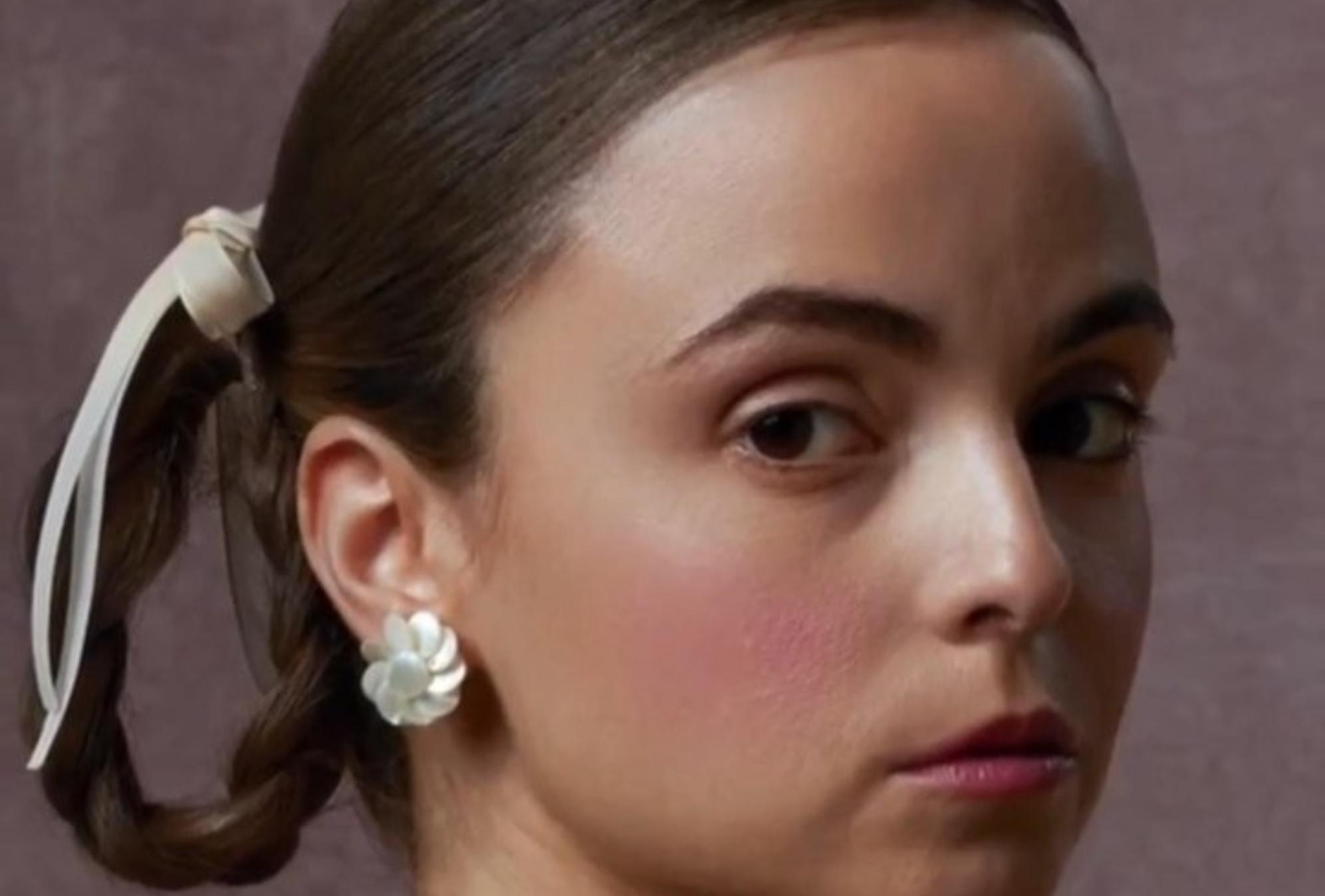 Η Σίσσυ Τουμάση από το Προξενιό της Ιουλίας με καρό φούστα κάνει την πρόταση του Χειμώνα και σου την προτείνουμε