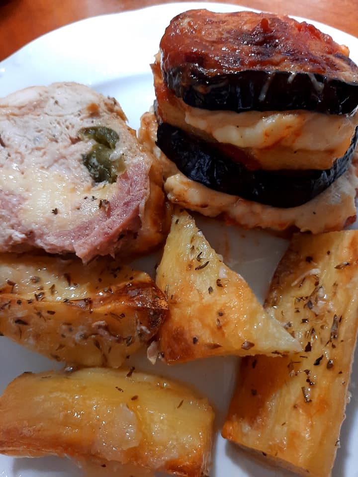 μελιτζάνες-με-μπεσαμέλ-και-σάλτσα βασιλικού-συνταγή-