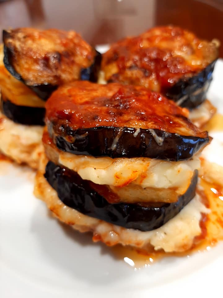 μελιτζάνες-με-μπεσαμέλ-και-σάλτσα βασιλικού-συνταγή-