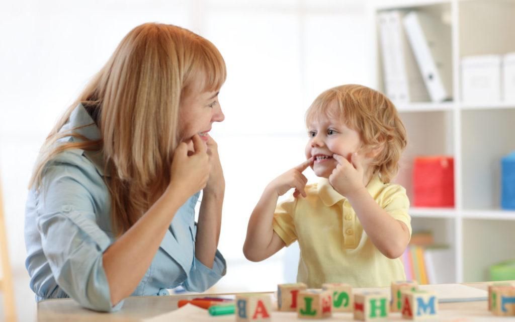 λογοθεραπεία-σε-παιδιά-τρόποι αντιμετώπισης-διάγνωση-συμβουλές-για-γονείς-