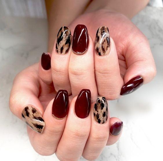 μπορντό-νύχια-με-animal print-σχέδιο-ιδέες-