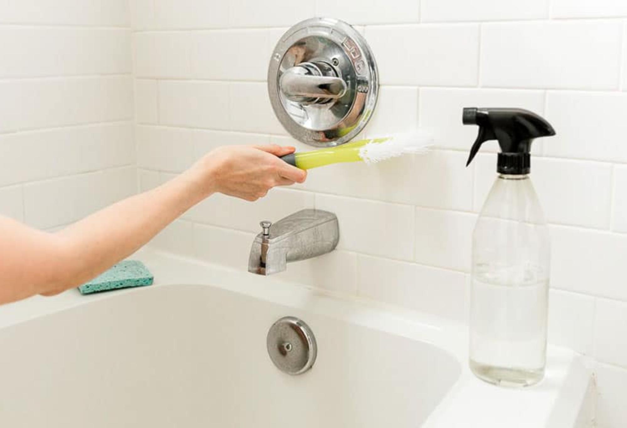 Υπολείμματα σαπουνιού βρωμιά και μικρόβια στην μπανιέρα: Κάνε την να αστράφτει σαν καινούρια με 8 σπιτικές συνταγές