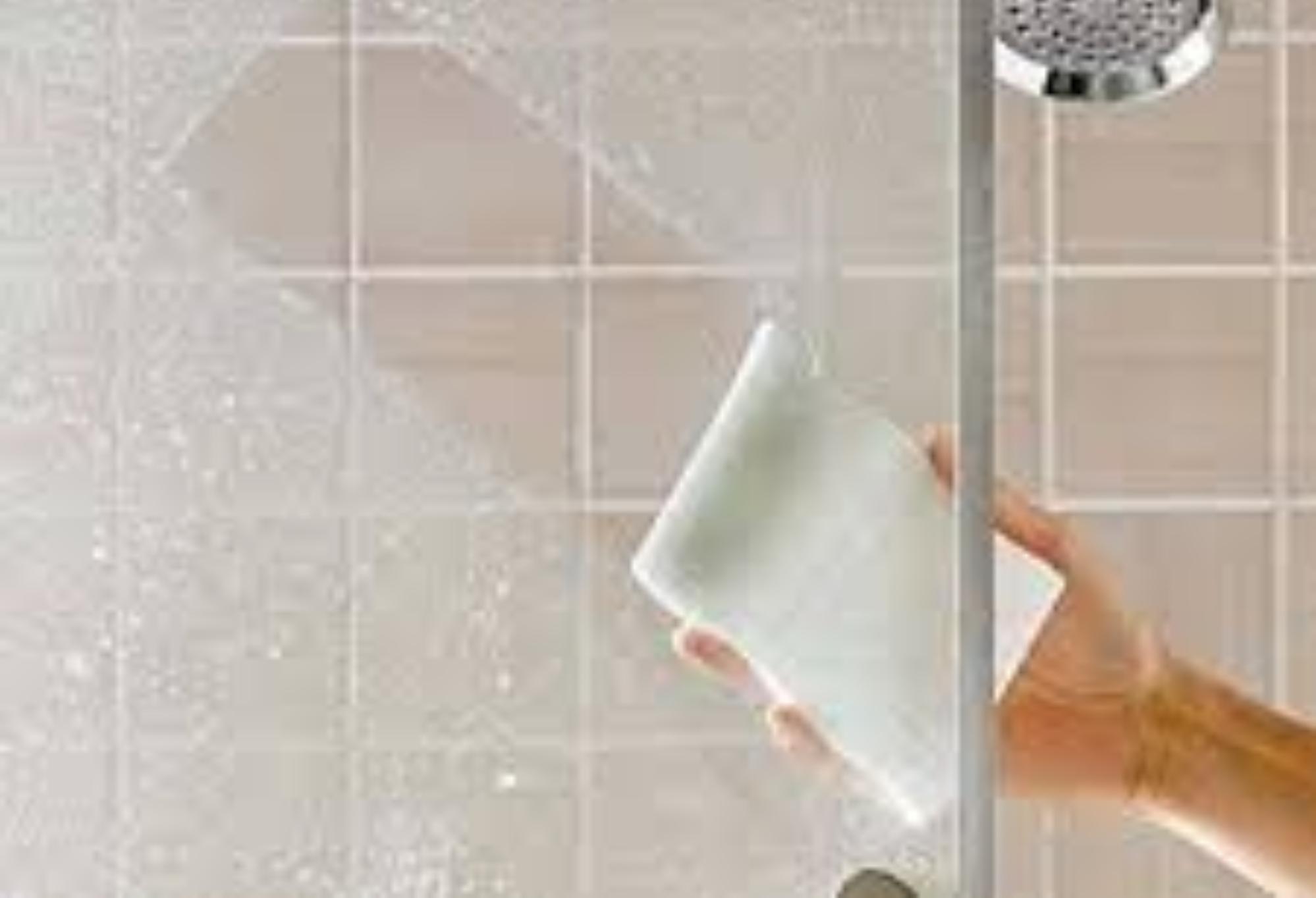 Υπολείμματα σαπουνιού βρωμιά και μικρόβια στην μπανιέρα: Κάνε την να αστράφτει σαν καινούρια με 8 σπιτικές συνταγές