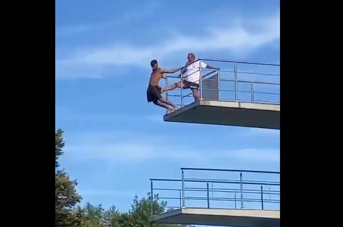 Ναυαγοσώστης έσπρωξε άντρα από βατήρα 10 μέτρων επειδή φοβόταν να πηδήξει