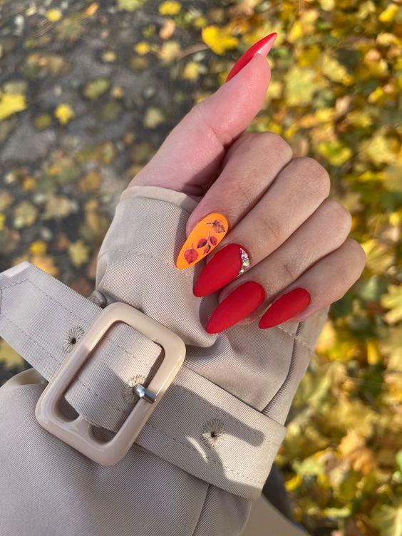 κόκκινα-και-μουσταρδί-νύχια-με-στρας-για-το-Φθινόπωρο 2023-ιδέες-