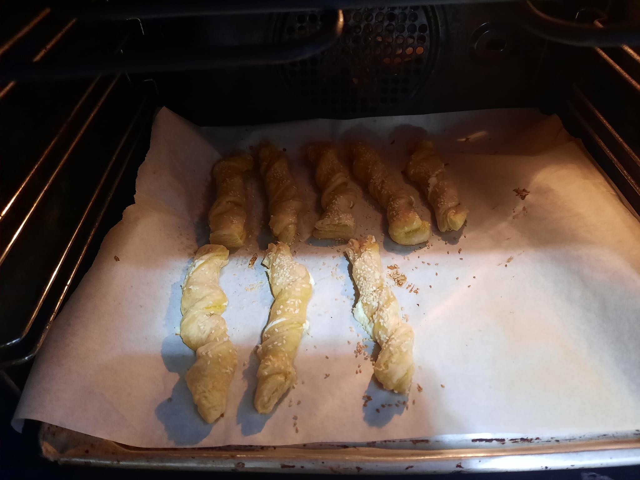 κριτσίνια-σφολιάτας-με-φέτα-και-τυρί κρέμα-συνταγή-