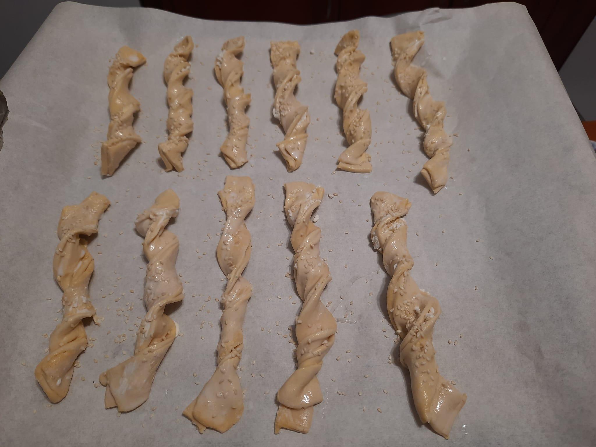 κριτσίνια-σφολιάτας-με-φέτα-και-τυρί κρέμα-συνταγή-