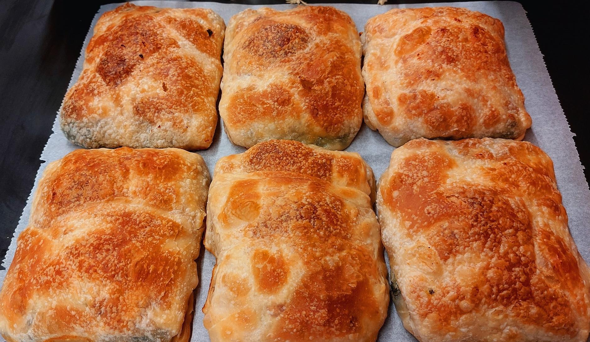 ατομικές-σπανακοτυρόπιτες-συνταγή- ατομικές-σπανακοτυρόπιτες-συνταγή-