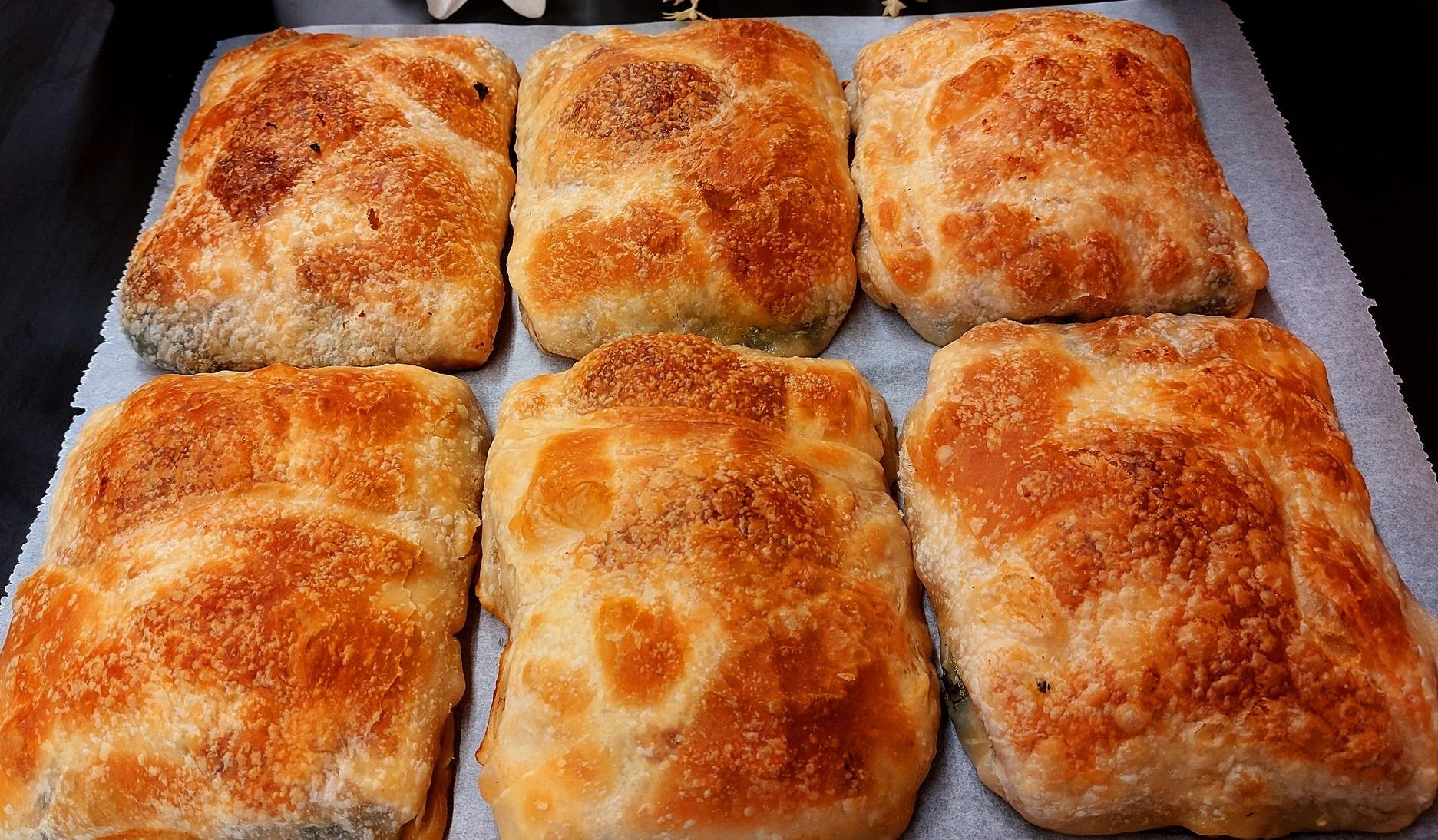 ατομικές-σπανακοτυρόπιτες-συνταγή- ατομικές-σπανακοτυρόπιτες-συνταγή-