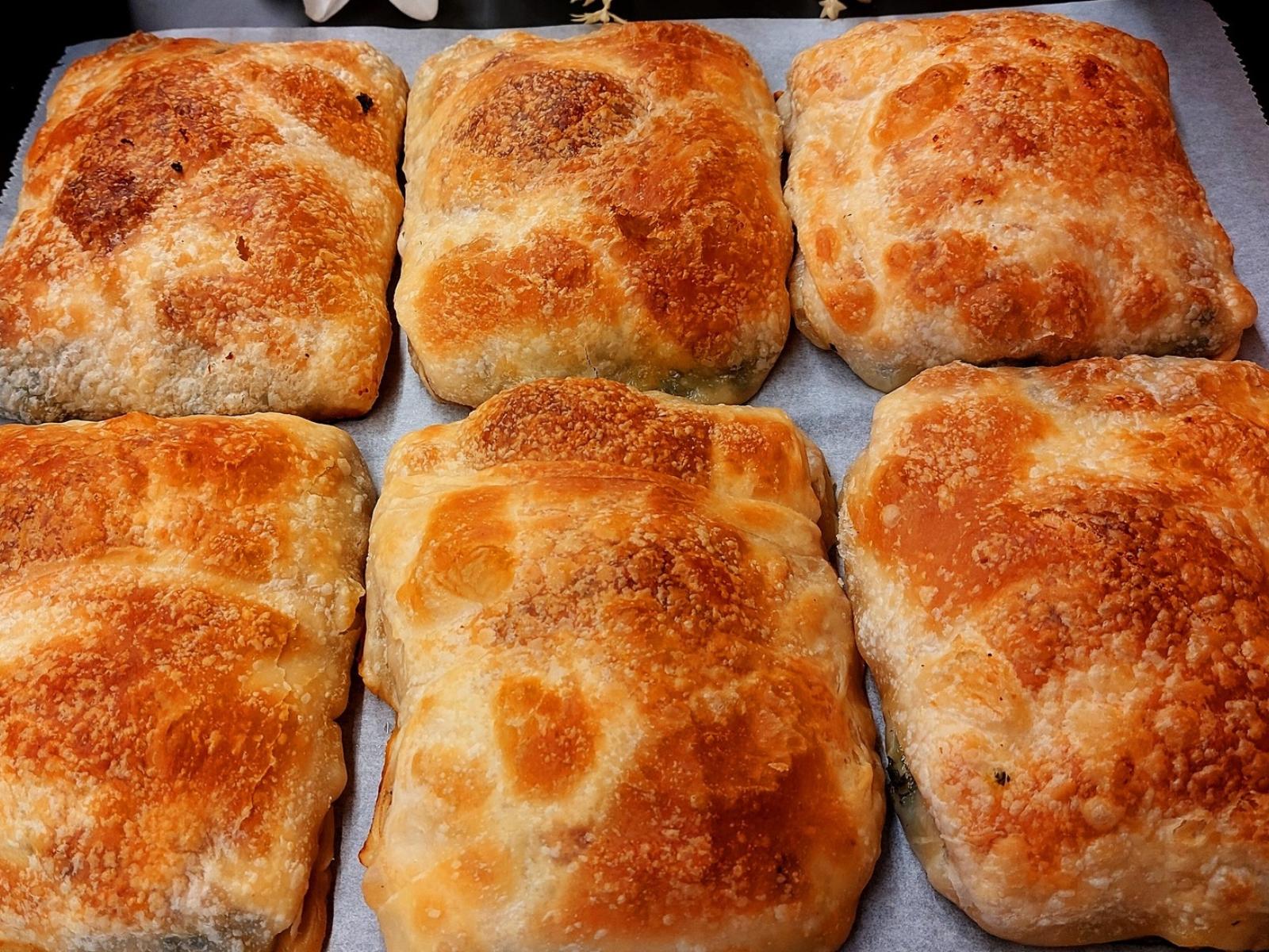 Ατομικές σπανακοτυρόπιτες για το σχολείο