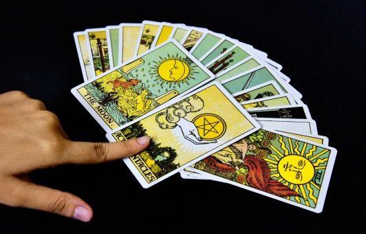 η-αδερφή-μου-χώρισε-και-εθίστηκε-στη-χαρτομαντεία-και-τα-ταρώ- η-αδερφή-μου-χώρισε-και-εθίστηκε-στη-χαρτομαντεία-και-τα-ταρώ-