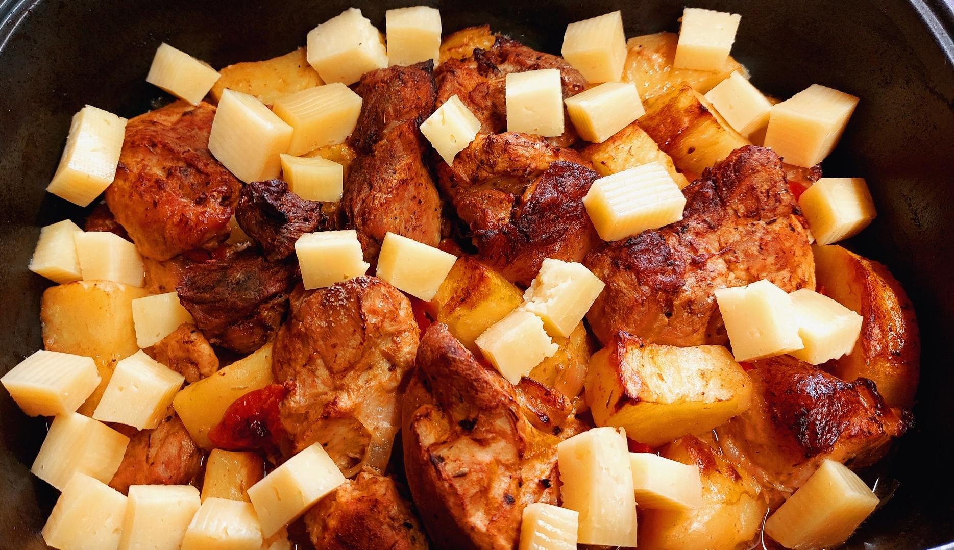 χοιρινό-με-πατάτες-και-τυριά-στον-φούρνο-συνταγή-