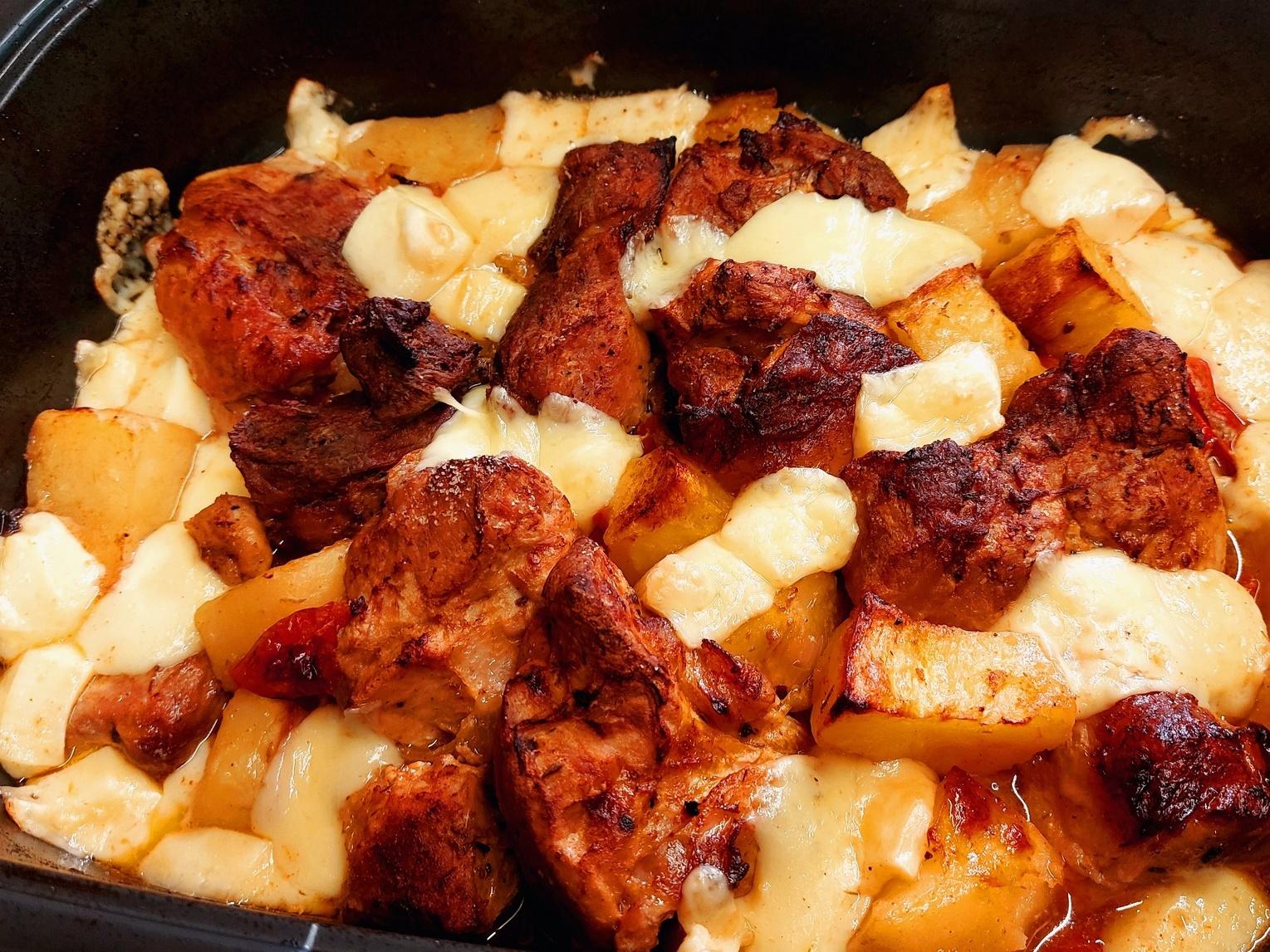 χοιρινό-με-πατάτες-και-τυριά-στον-φούρνο-συνταγή-