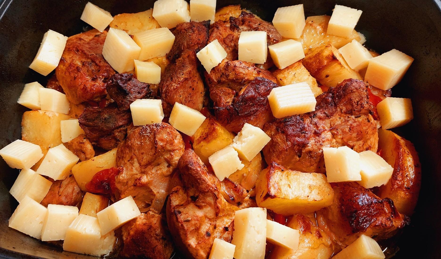 χοιρινό-με-πατάτες-και-τυριά-στον-φούρνο-συνταγή-