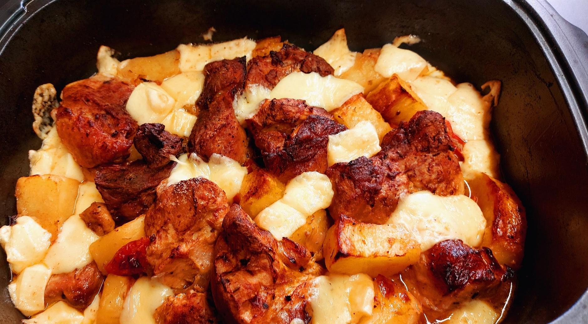 χοιρινό-με-πατάτες-και-τυριά-στον-φούρνο-συνταγή-
