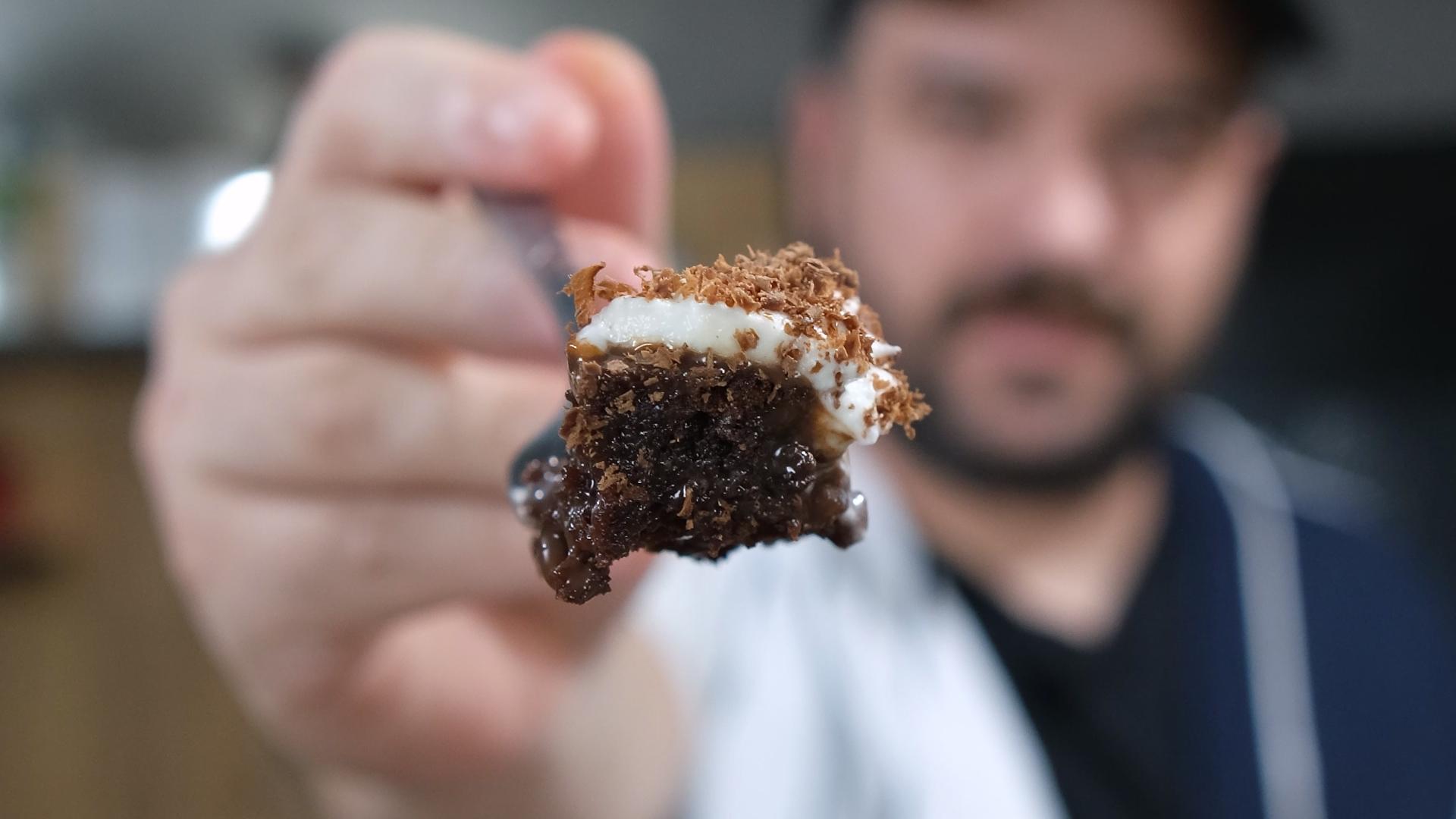 σοκολατόπιτα-με-γλάσο-και-σαντιγί-poke cake-συνταγή- σοκολατόπιτα-με-γλάσο-και-σαντιγί-poke cake-συνταγή-