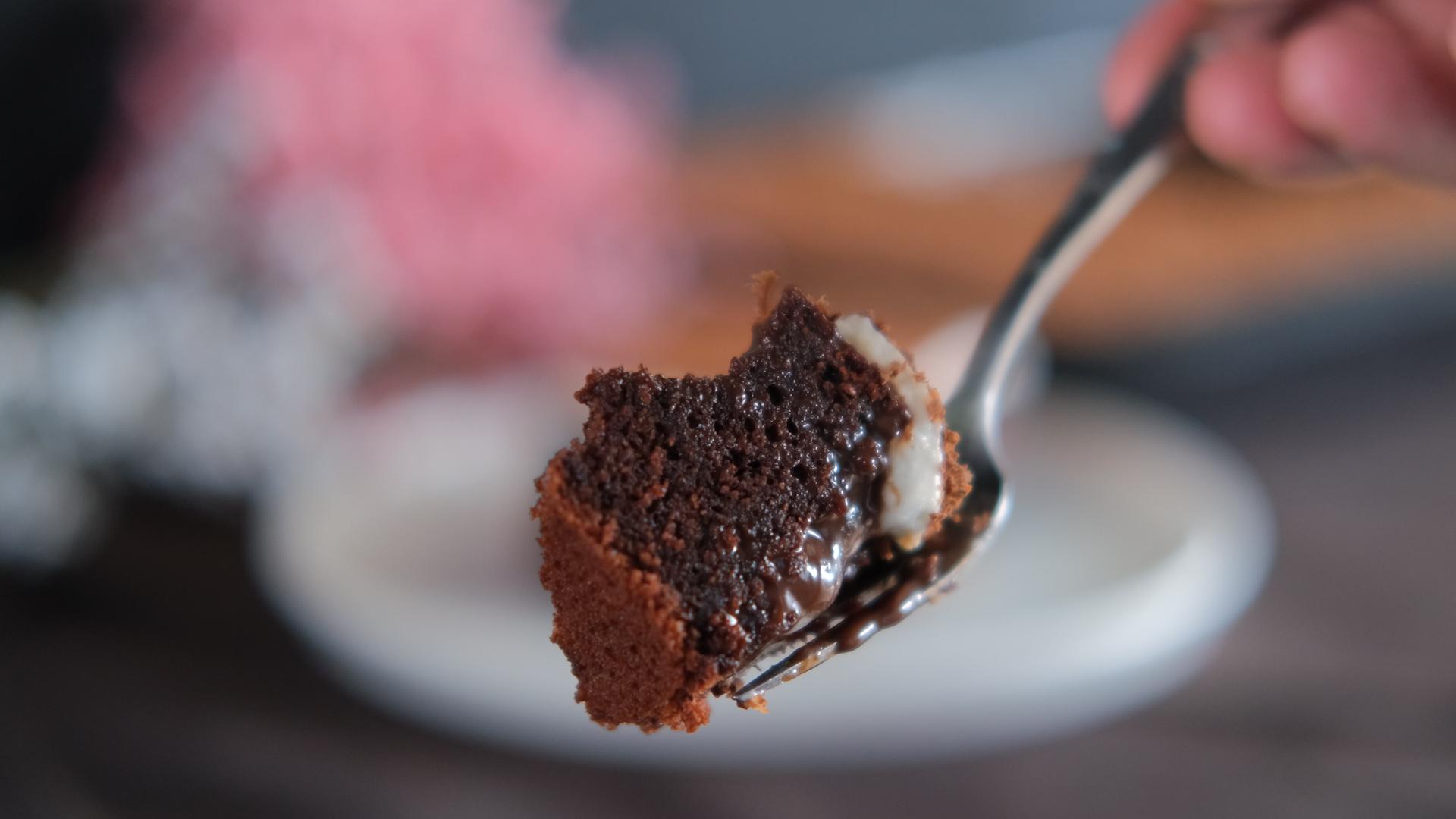 σοκολατόπιτα-με-γλάσο-και-σαντιγί-poke cake-συνταγή- σοκολατόπιτα-με-γλάσο-και-σαντιγί-poke cake-συνταγή-