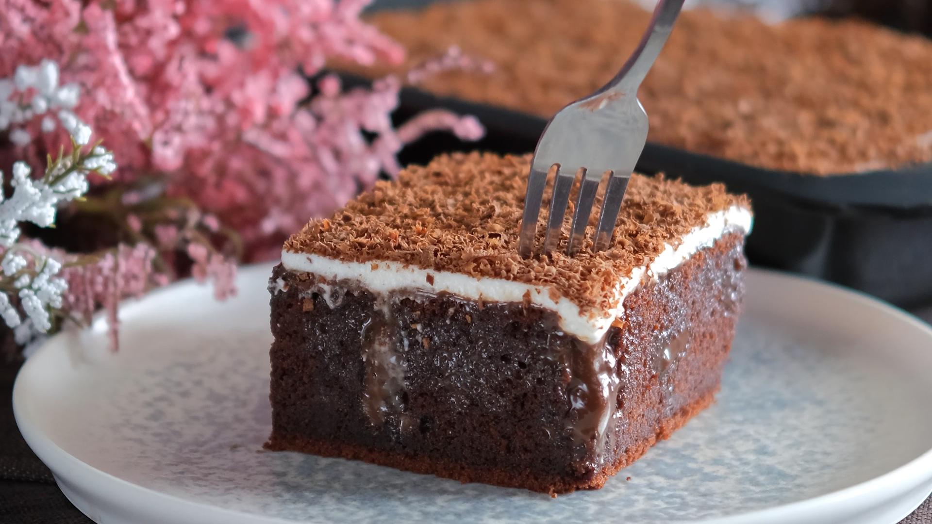 σοκολατόπιτα-με-γλάσο-και-σαντιγί-poke cake-συνταγή-