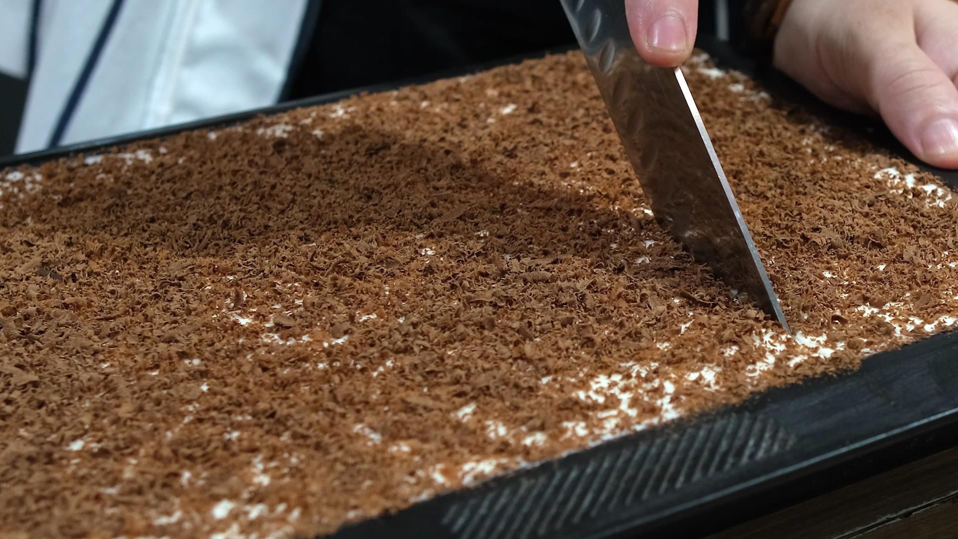 σοκολατόπιτα-με-γλάσο-και-σαντιγί-poke cake-συνταγή- σοκολατόπιτα-με-γλάσο-και-σαντιγί-poke cake-συνταγή-