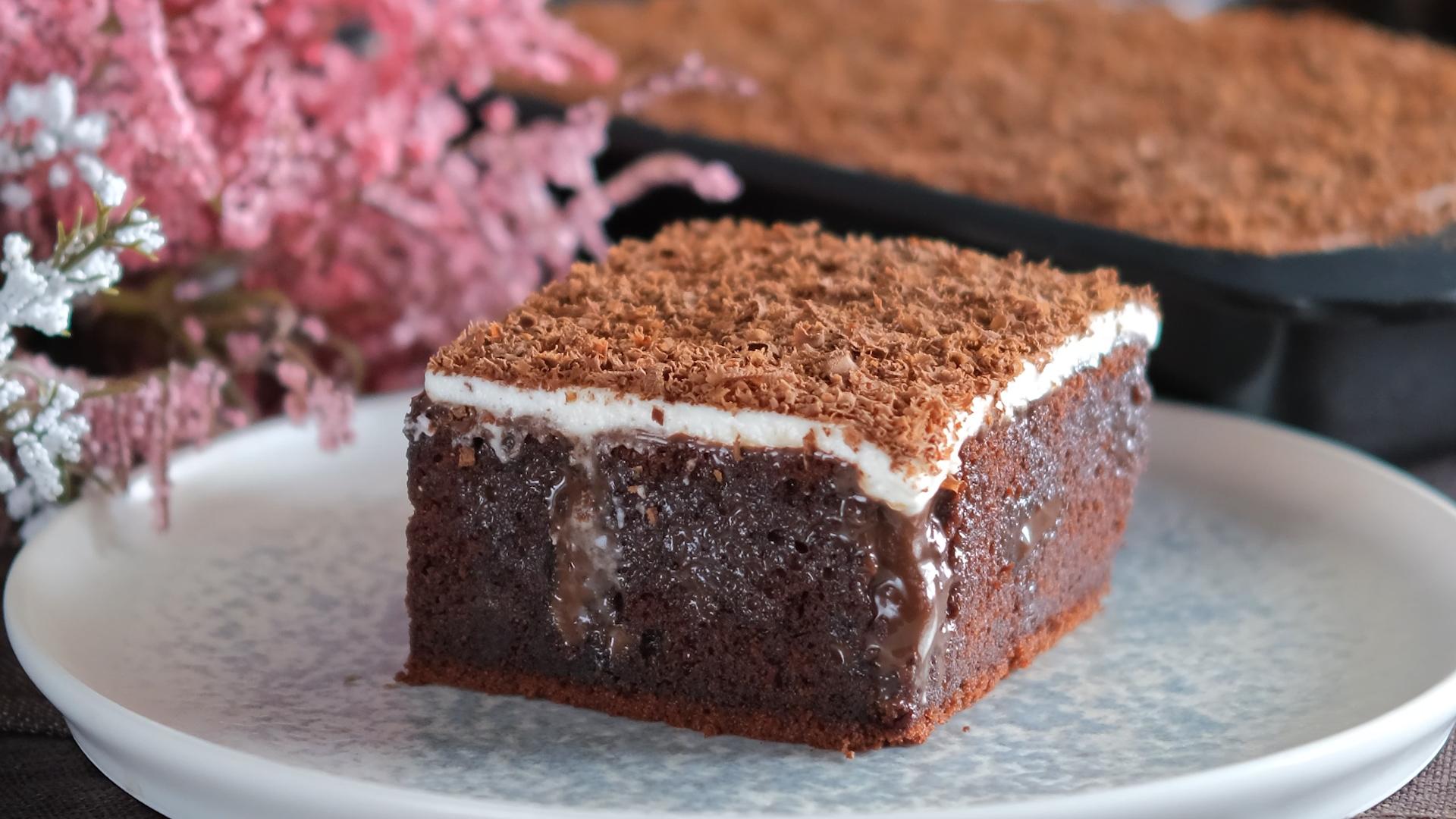 σοκολατόπιτα-με-γλάσο-και-σαντιγί-poke cake-συνταγή-