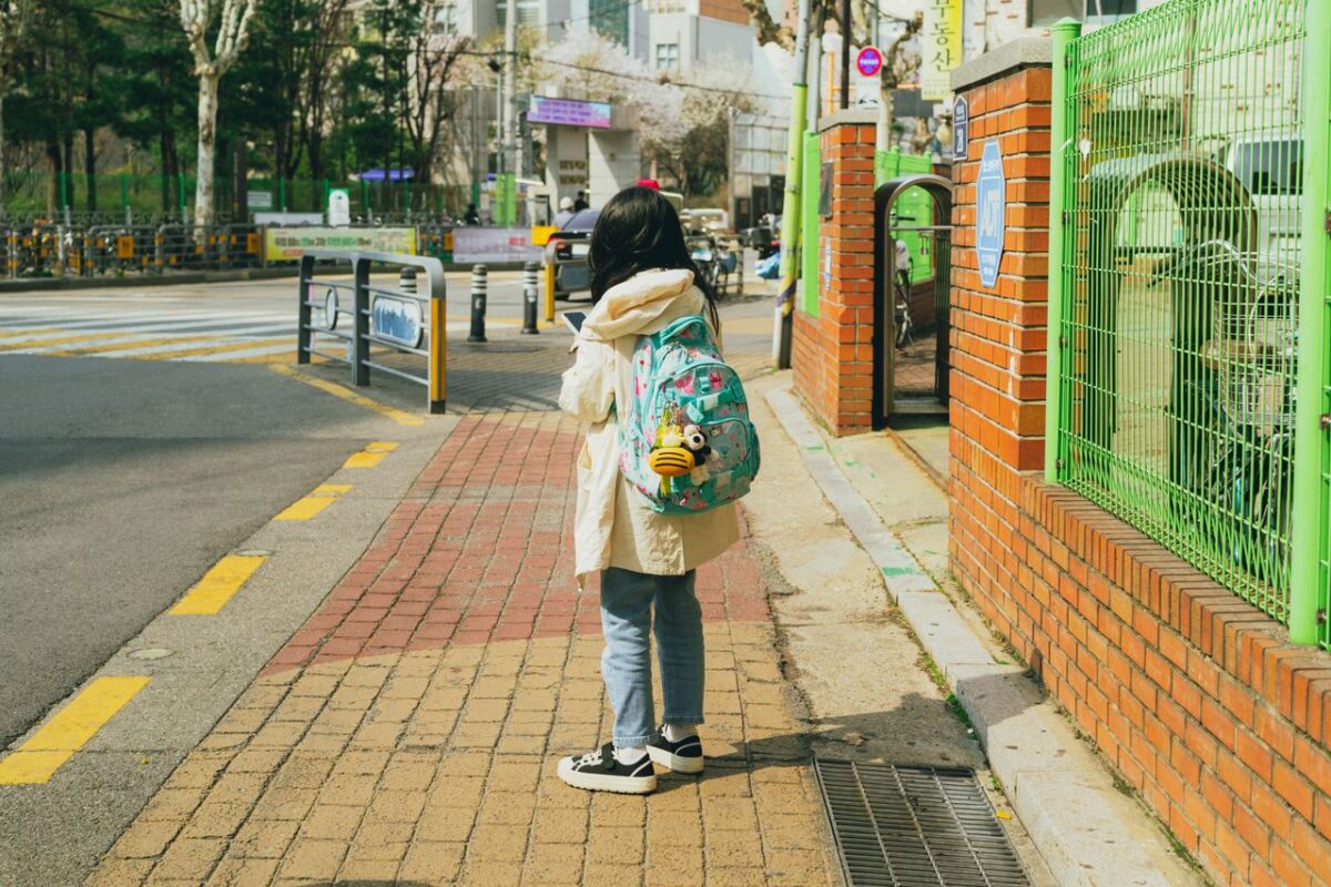 Back to school 2023: Πρώτη φορά Δημοτικό; Όλες οι συμβουλές για να προσαρμοστεί το παιδί