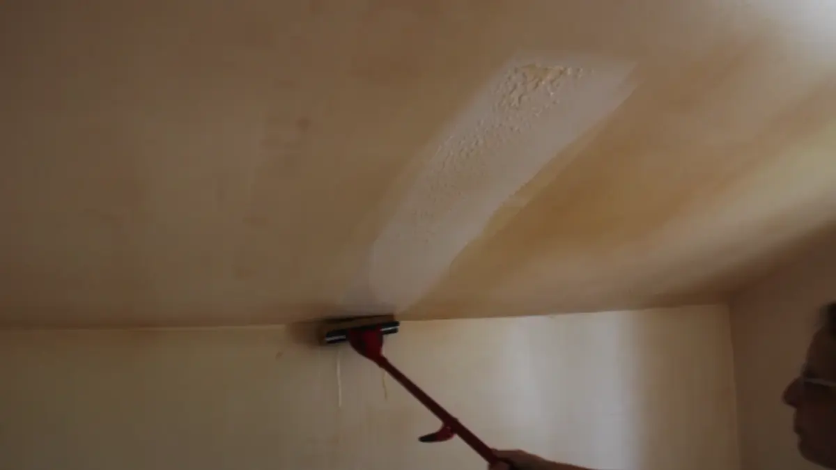 Πως να καθαρίσετε την κιτρινίλα και την μυρωδιά της νικοτίνη από τους τοίχους