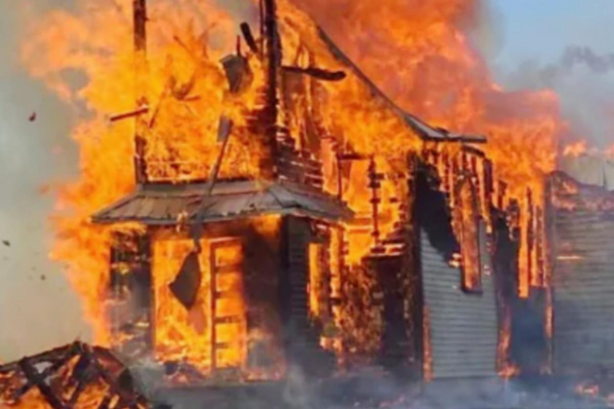 Παπάς πιάστηκε στα πράσα με δυο γυναίκες στο ιερό και Αρχιεπίσκοπος διέταξε να καεί η Εκκλησία