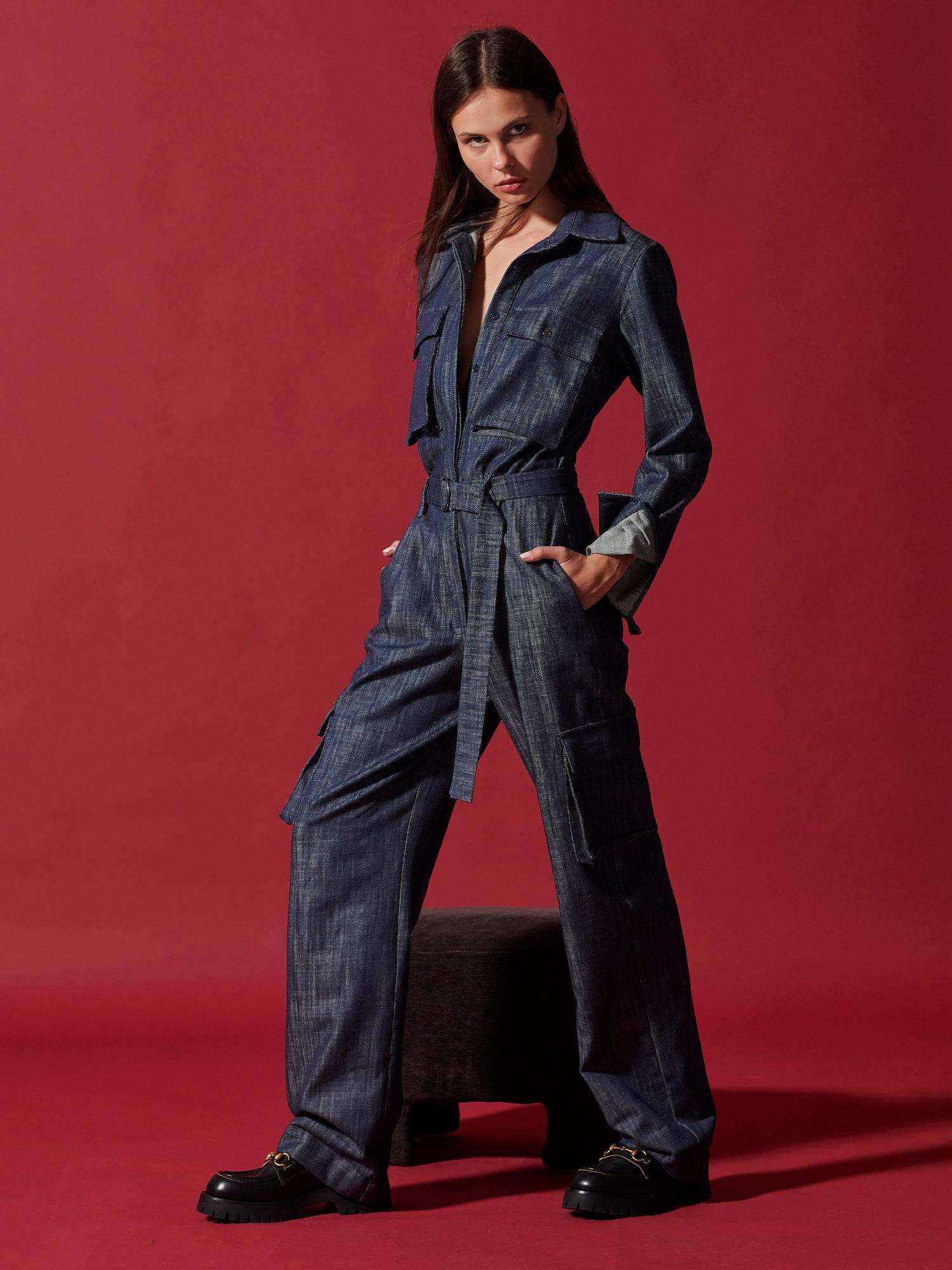 Σοφία Φαράζη : Η Χρύσα από τους Παγιδευμένους φόρεσε τζιν ολόσωμη Boho φόρμα – Το απόλυτο trend του Φθινοπώρου