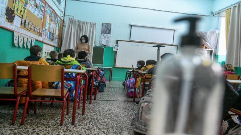 Back to school: Με ποιον τρόπο και πόσο γρήγορα μεταδίδονται οι λοιμώξεις στο σχολείο