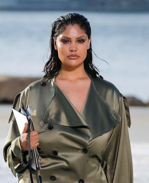 wet-και-sleek-χτενίσματα-ιδέες-τάσεις-Φθινόπωρο Χειμώνας-2023 2024- wet-και-sleek-χτενίσματα-ιδέες-τάσεις-Φθινόπωρο Χειμώνας-2023 2024-