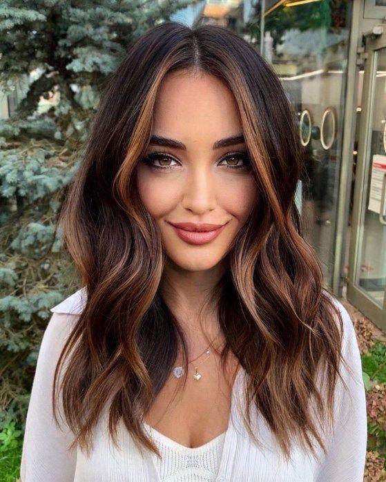 Είσαι μελαχρινή αλλά θέλεις να δώσεις λίγο φως στα μαλλιά σου; Κάντο όπως η Στέλλα του Σασμού