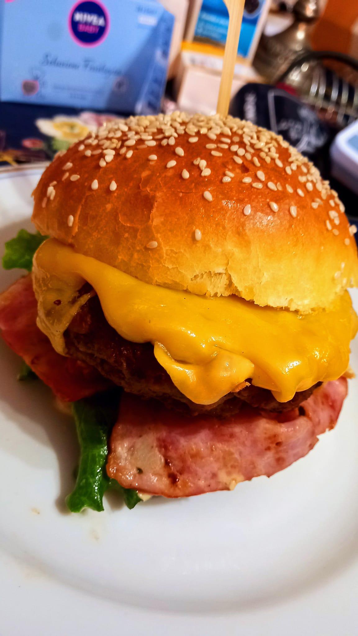 Σπιτικό-μπέργκερ-με-σπιτικό ψωμάκι-και-σπιτικό μπιφτέκι-συνταγή-