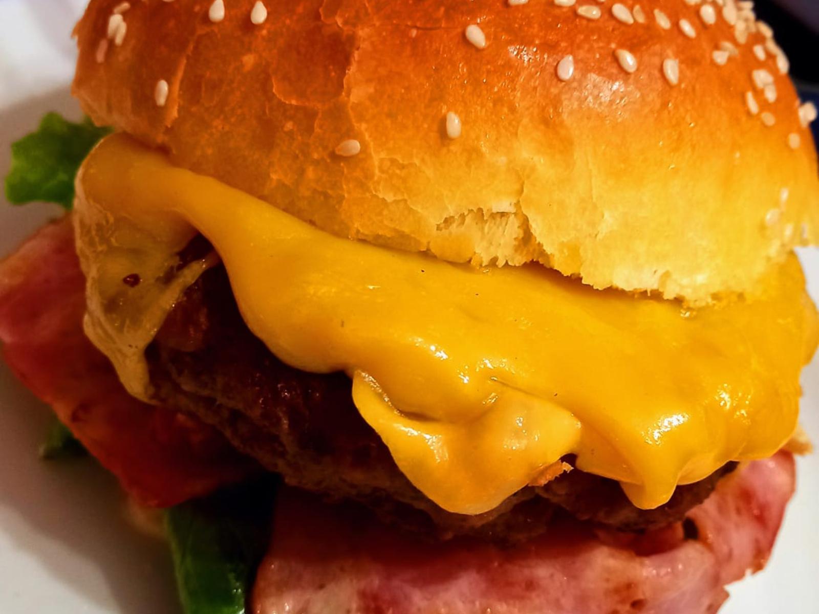 Σπιτικό μπέργκερ από το ψωμάκι μέχρι και το μπιφτέκι