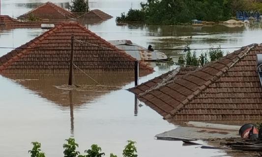 Ανάργυρος Μαριόλης: Για τους πλημμυροπαθείς – «Είναι μολυσμένο – Μπορεί να προκαλέσει οξύ διαρροϊκό σύνδρομο»