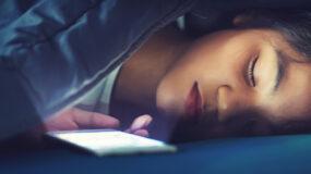 Κοιμούνται τα παιδιά  με το wifi ανοιχτό και με το κινητό στα χέρια; ΣΤΑΜΑΤΗΣΤΕ ΤΑ ΑΜΕΣΑ