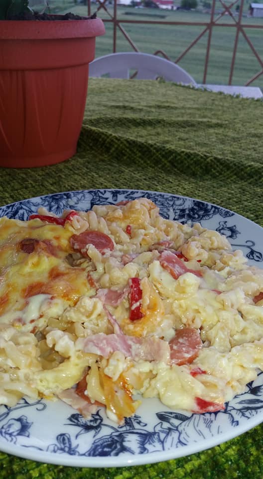 σουφλέ-με-βίδες-λουκάνικο-μπεσαμέλ-και-μπέικον-συνταγή- σουφλέ-με-βίδες-λουκάνικο-μπεσαμέλ-και-μπέικον-συνταγή-