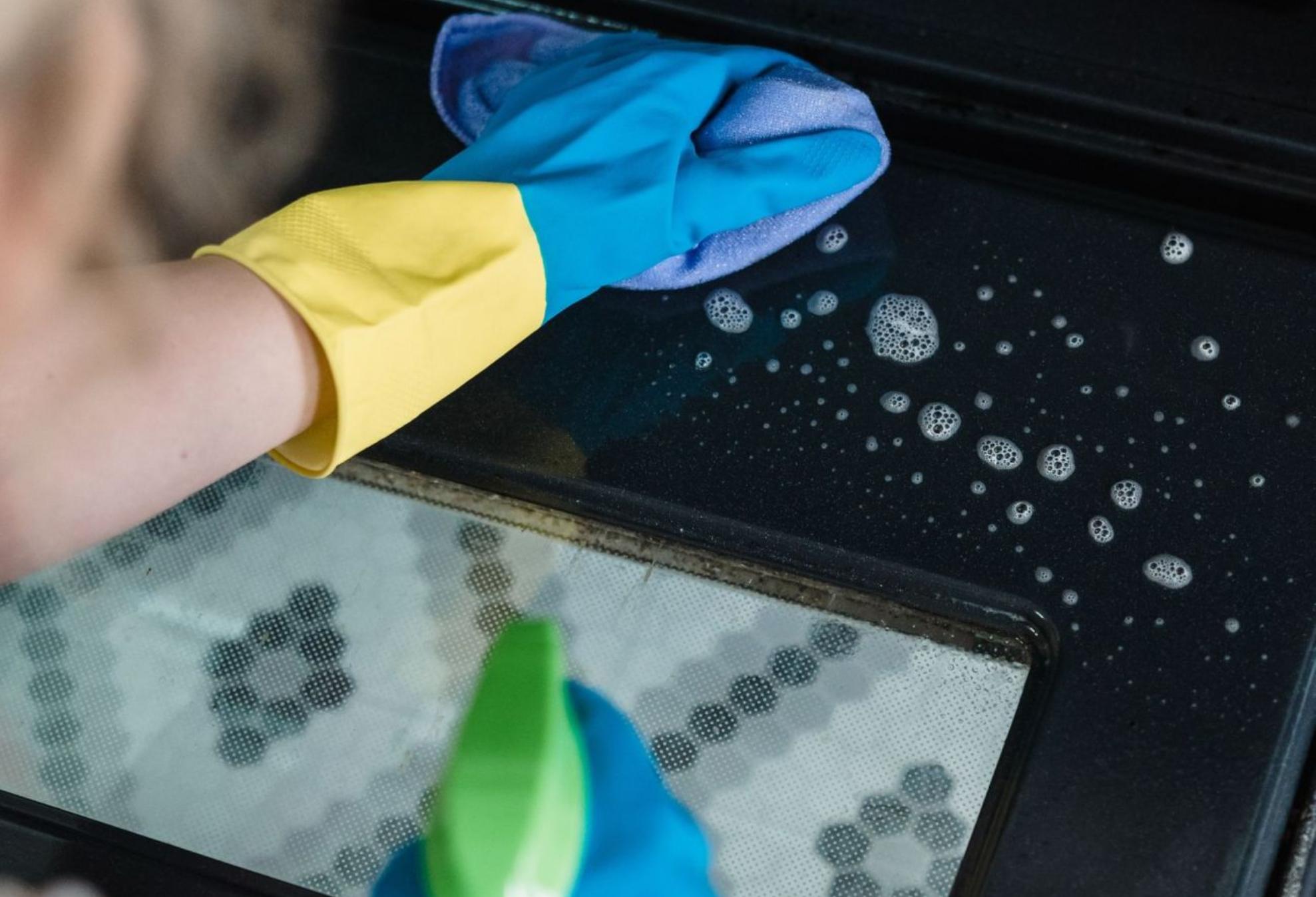 Καμένα λίπη άλατα μούχλα και δύσκολοι λεκέδες – Κάνε το σπίτι σου να λάμπει από άκρη σε άκρη με 1 μόνο καθαριστικό