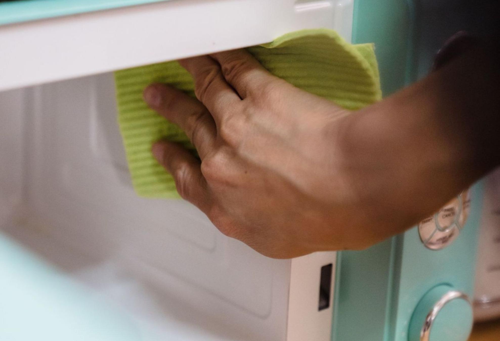 Καμένα λίπη άλατα μούχλα και δύσκολοι λεκέδες – Κάνε το σπίτι σου να λάμπει από άκρη σε άκρη με 1 μόνο καθαριστικό