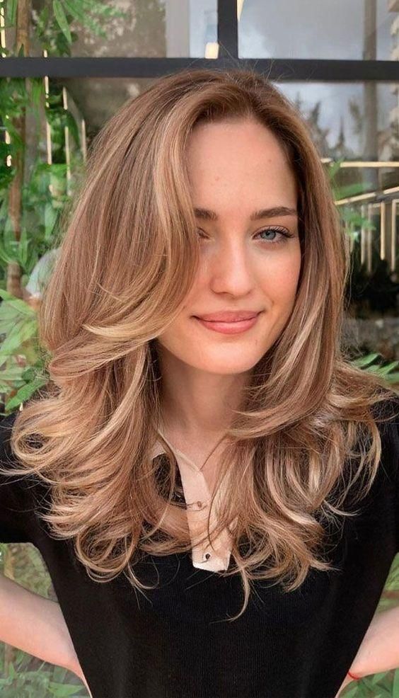 butterfly χτένισμα-τάσεις-Φθινόπωρο-Χειμώνας-2023-2024-ιδέες-