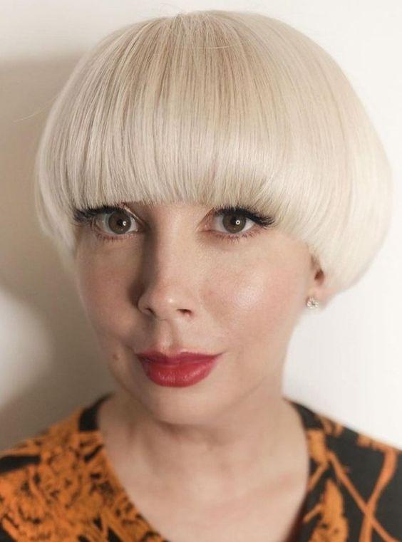 κοντά μαλλιά-καπελάκι-τάσεις-Φθινόπωρο-Χειμώνας-2023-2024-ιδέες-