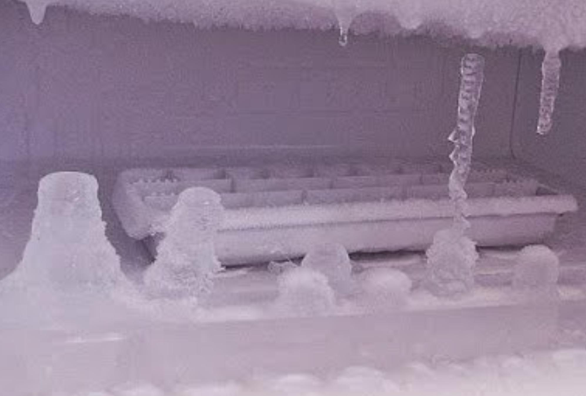 Πάγος υπολείμματα φαγητού και άσχημες μυρωδιές στην κατάψυξη – Αυτός είναι ο πιο σωστός και εύκολος τρόπος να την καθαρίσεις