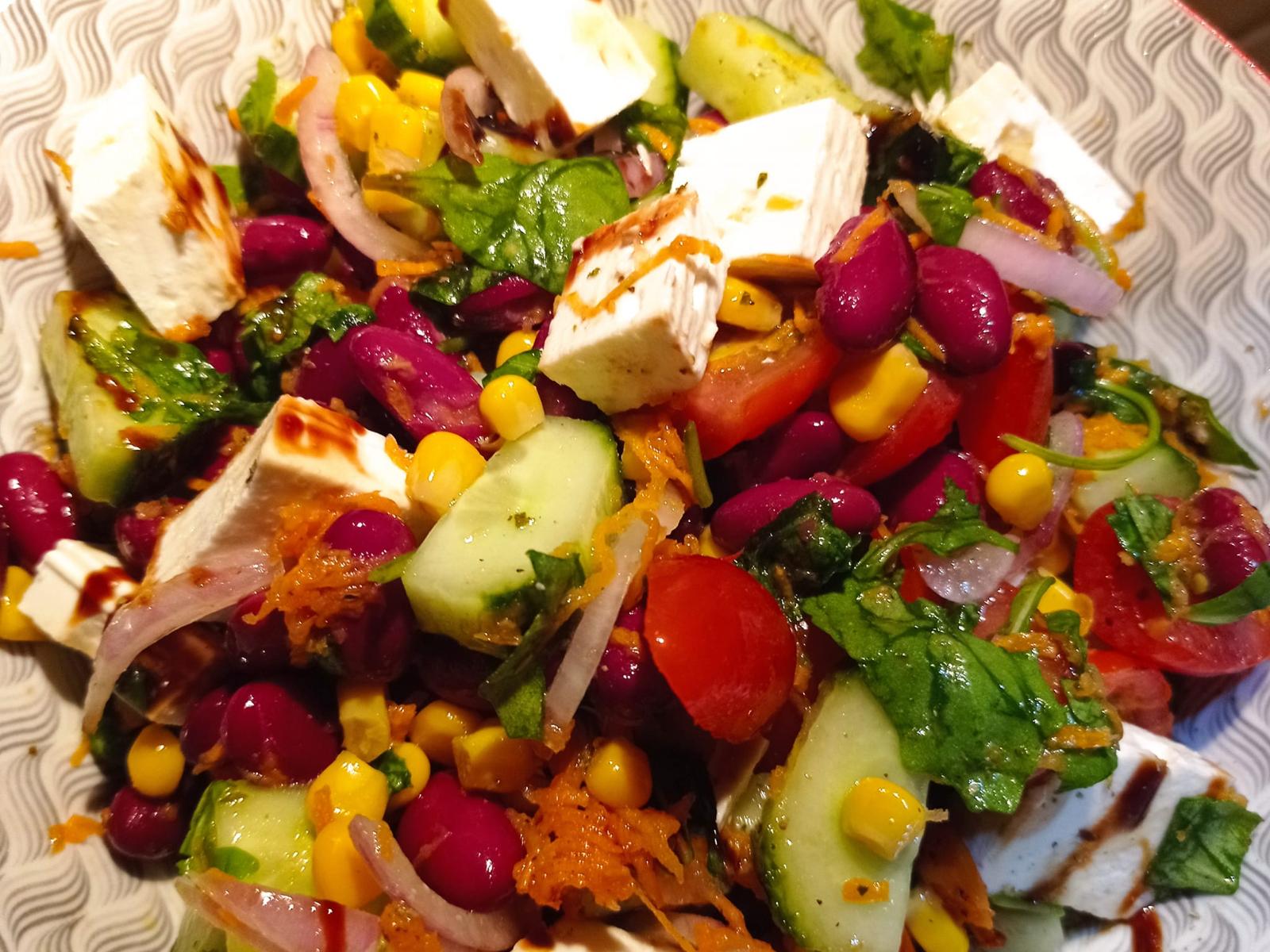 Πολυσαλάτα με φέτα και μπαλσάμικο