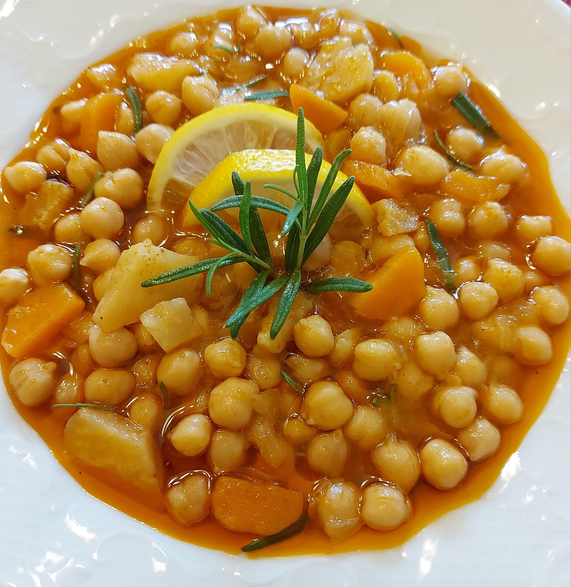 Ρεβίθια με σελινόριζα και πράσο