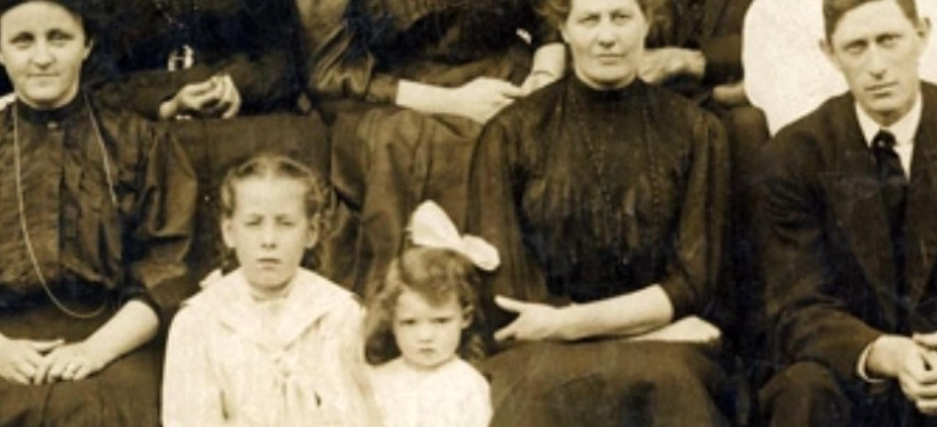 Lizzie Borden: Το κορίτσι που κατηγορήθηκε ότι έσφαξε τον πατέρα και τη μητριά της με 17 τσεκουριές και αθωώθηκε από το δικαστήριο, λόγω έλλειψης στοιχείων