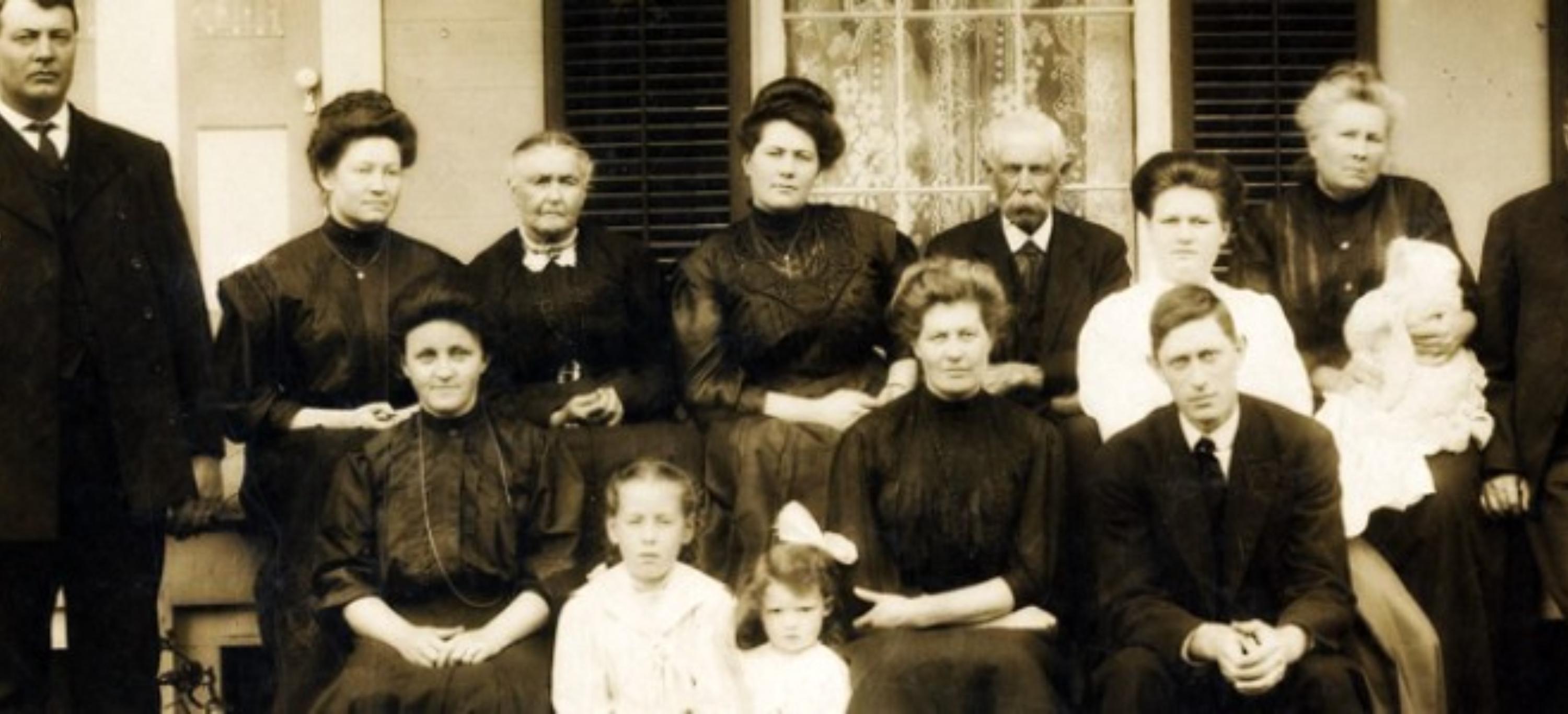 Lizzie Borden: Το κορίτσι που κατηγορήθηκε ότι έσφαξε τον πατέρα και τη μητριά της με 17 τσεκουριές και αθωώθηκε από το δικαστήριο, λόγω έλλειψης στοιχείων