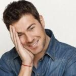 Χρήστος Χολίδης: «Την ώρα που τραγουδούσα στην σκηνή μια κοπέλα νόμιζα ότι ήθελε να μου μιλήσει και με δάγκωσε»