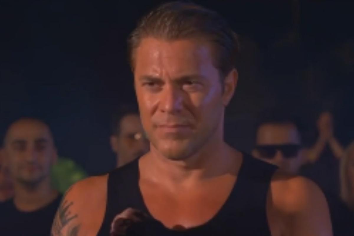 Χρήστος Χολίδης: «Την ώρα που τραγουδούσα στην σκηνή μια κοπέλα νόμιζα ότι ήθελε να μου μιλήσει και με δάγκωσε»