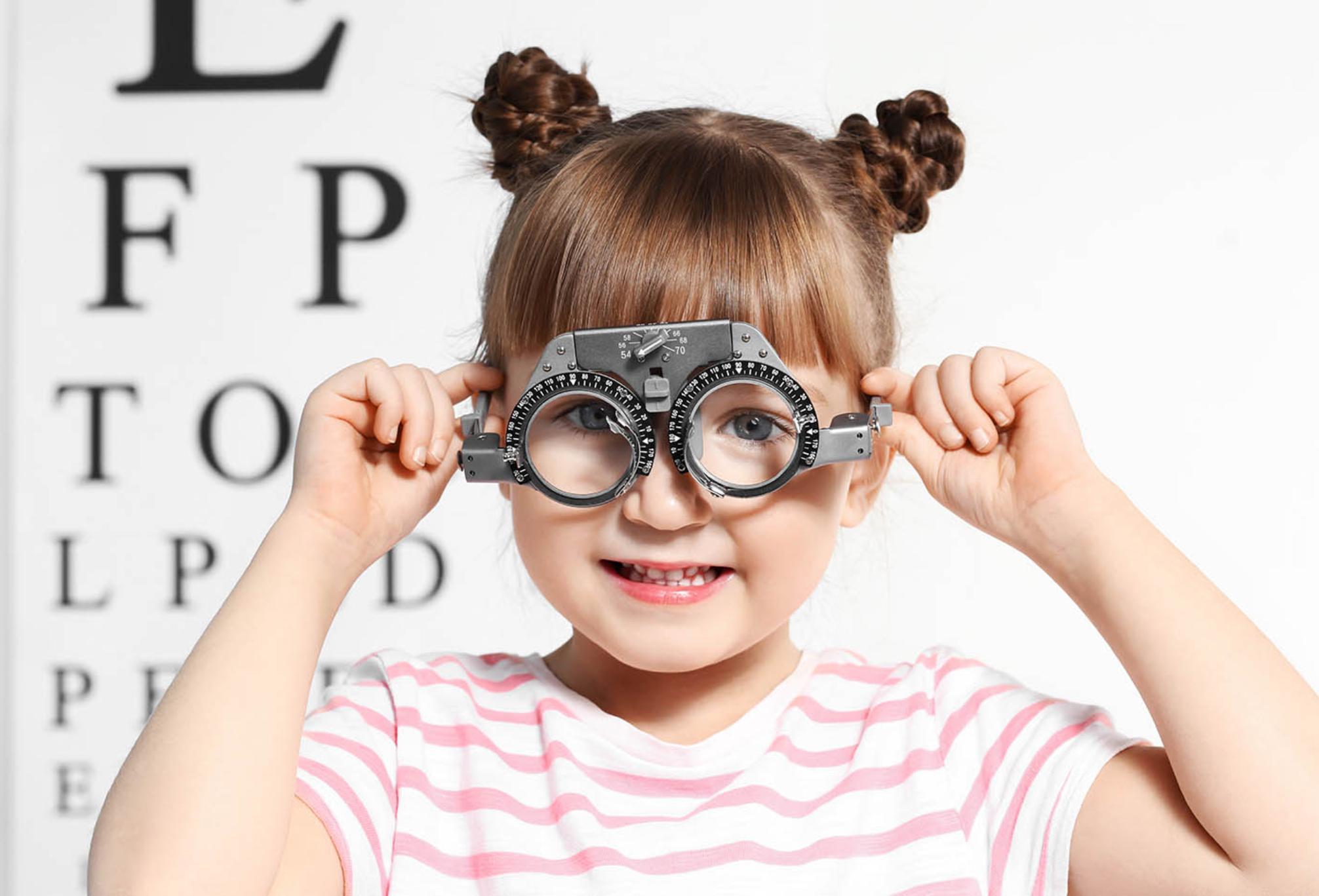 Μυωπία: Οι οθόνες και η έλλειψη έκθεσης στο ηλιακό φως προκαλούν παγκόσμια επιδημία