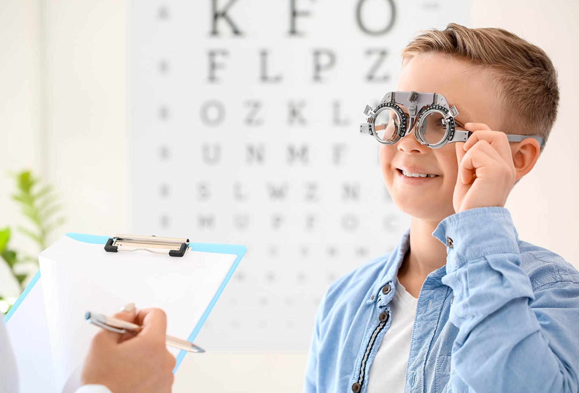 Μυωπία: Οι οθόνες και η έλλειψη έκθεσης στο ηλιακό φως προκαλούν παγκόσμια επιδημία